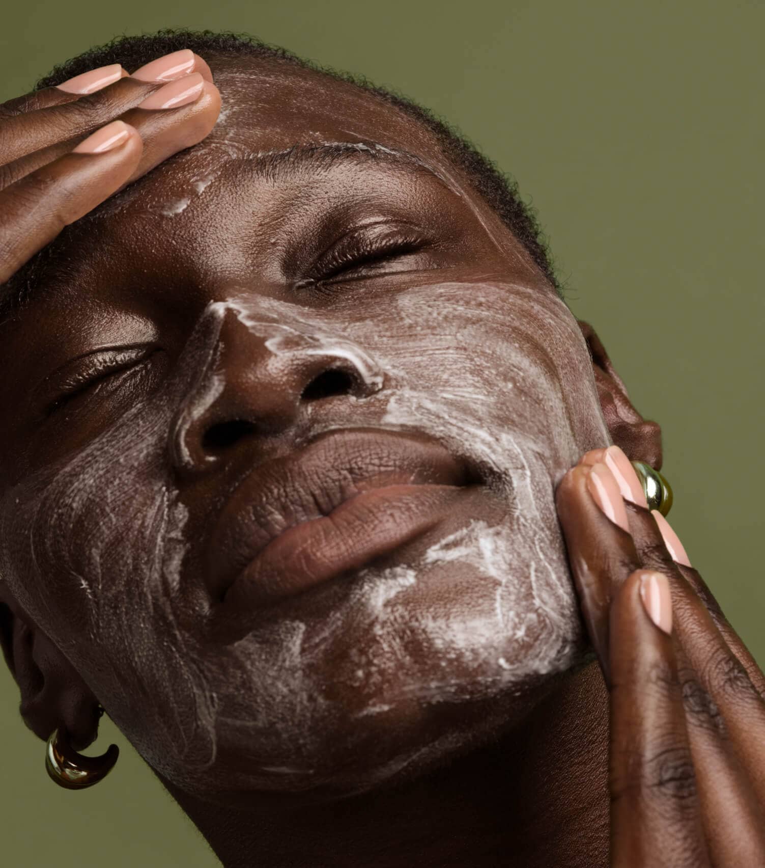 Someone applying Prose custom cleanser on the face